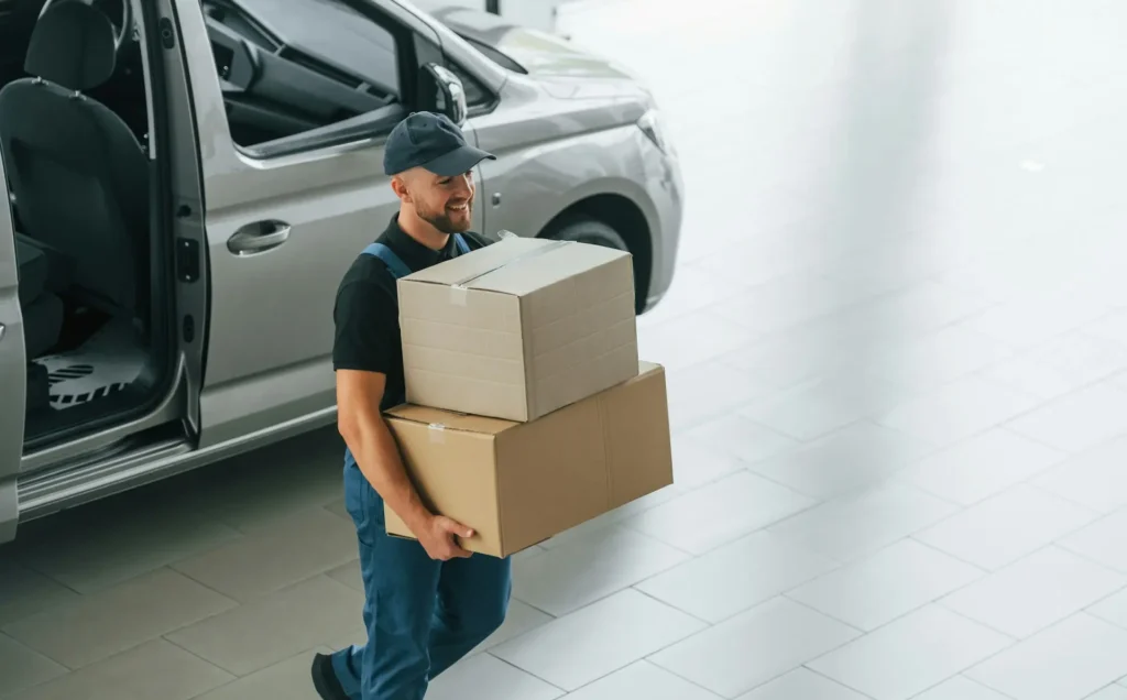 Paketzusteller übergibt ein Paket