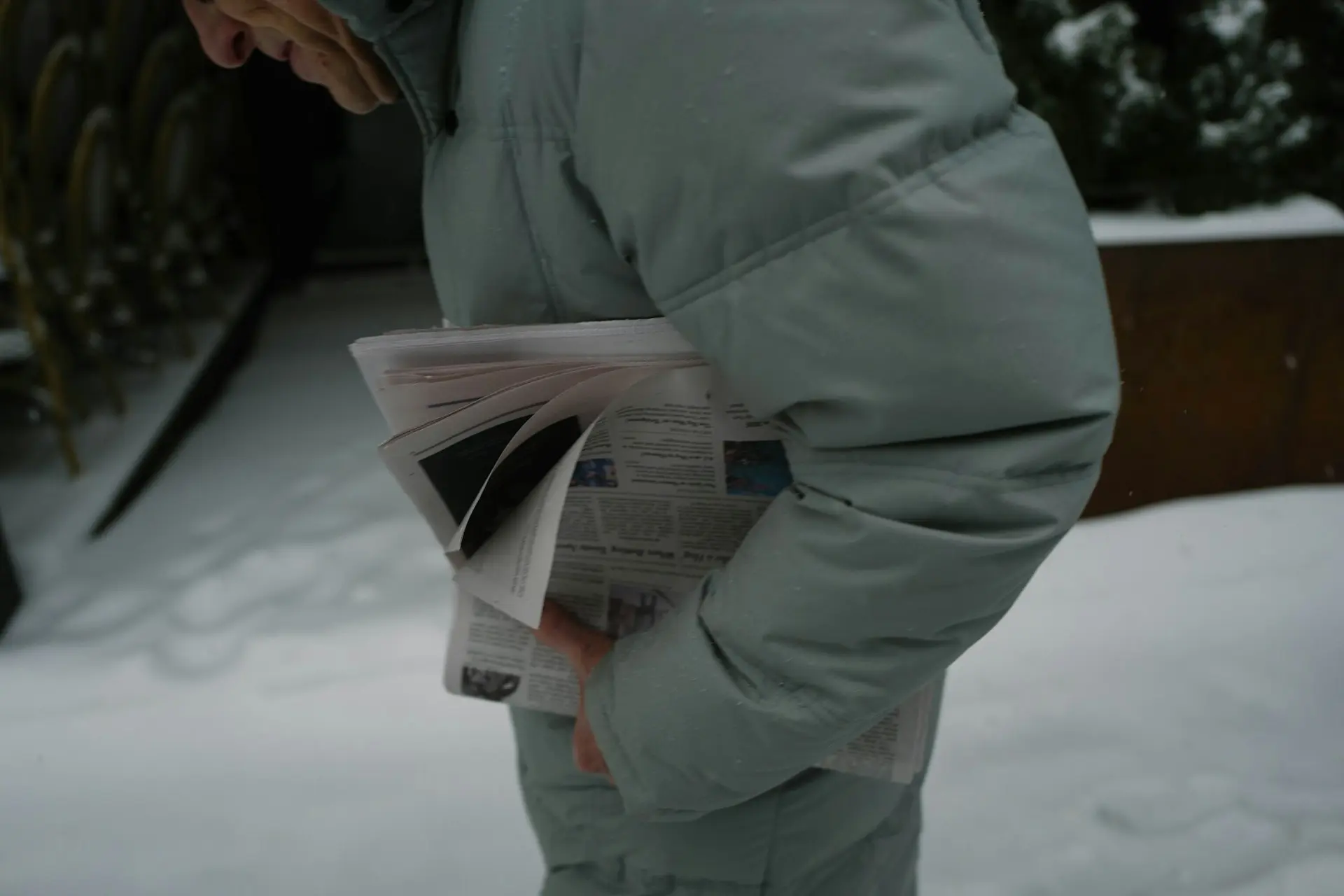 Zeitungszusteller bringt am frühen Morgen Zeitungen
