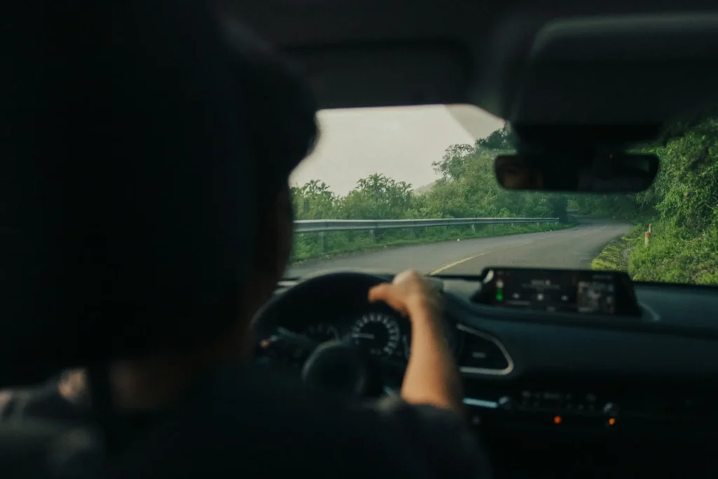 Testfahrer führt eine Erprobungsfahrt