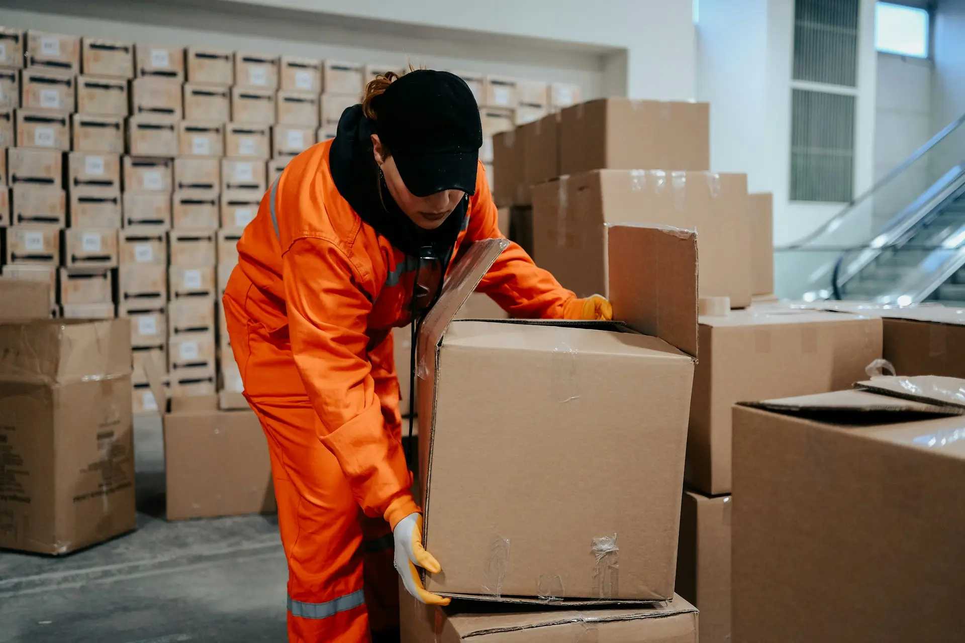 Quereinsteiger bei der Arbeit im Lager